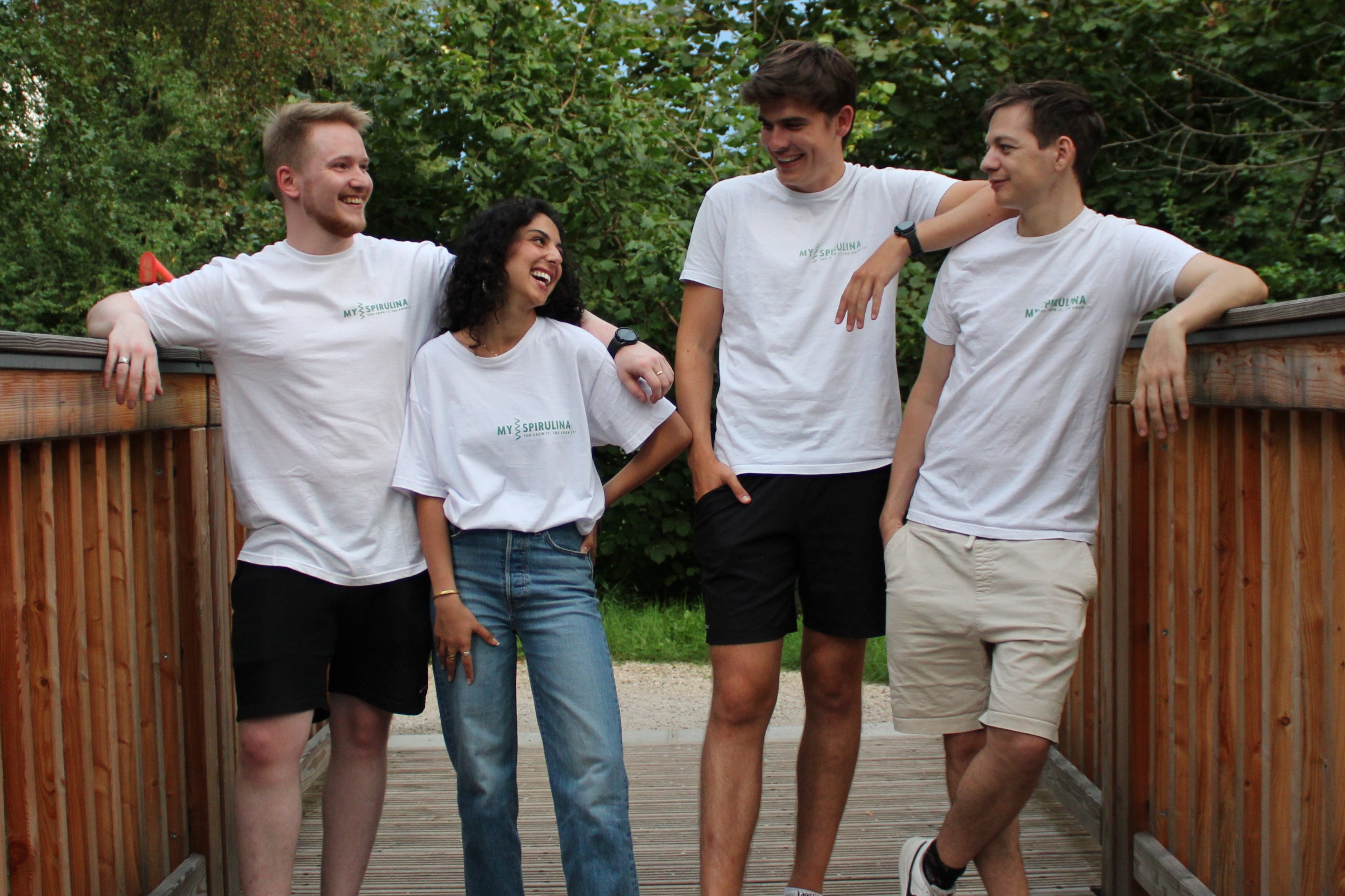 Gruppenfoto der vier Gründer auf einer Brücke.