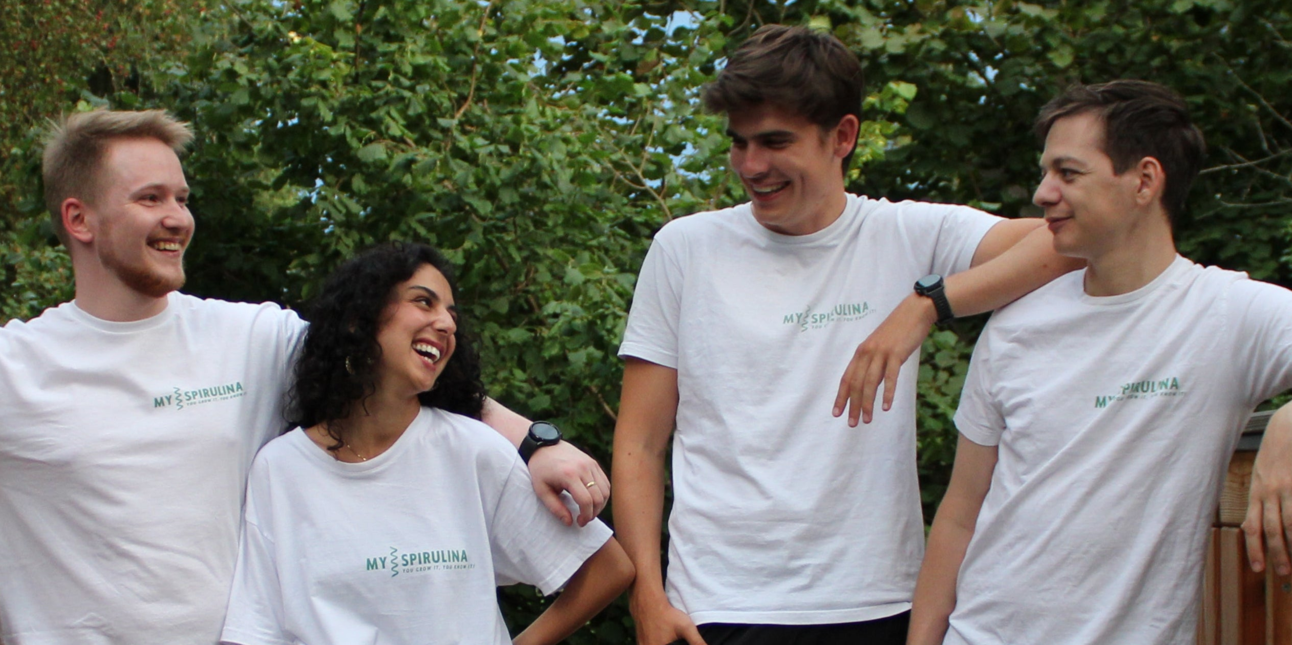 Gruppenfoto der vier Gründer auf einer Brücke.