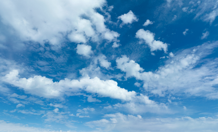 Bild eines blauen Himmels mit Wolken.