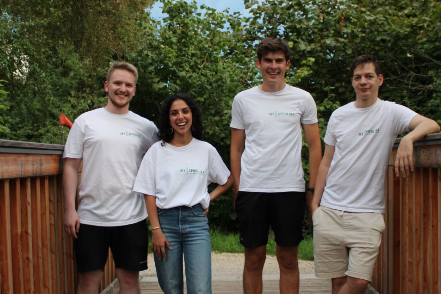 Gruppenfoto der vier Gründer auf einer Brücke.