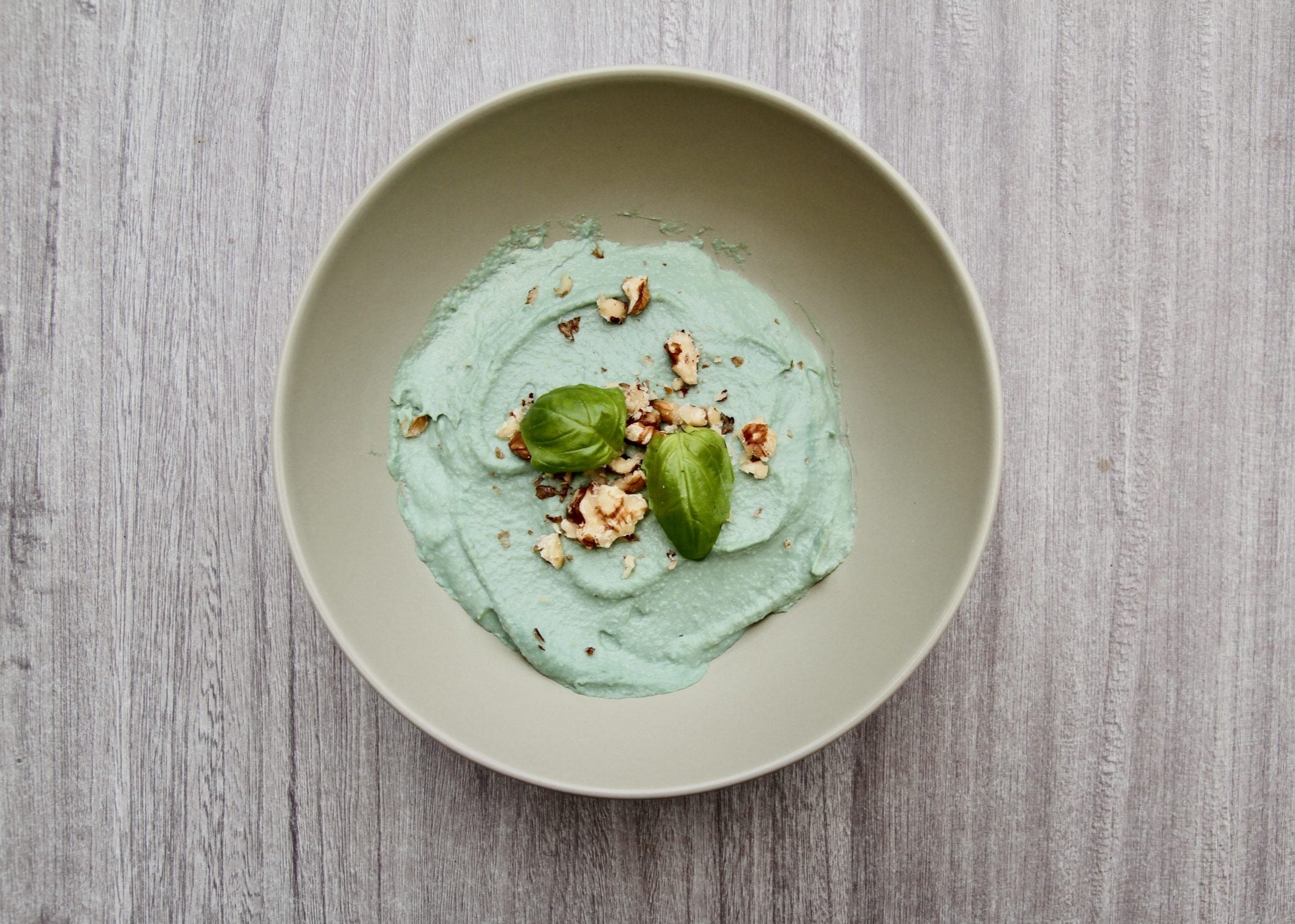 Hummus, angereichert mit Spirulina, hat eine leuchtend türkis-blaue Farbe.