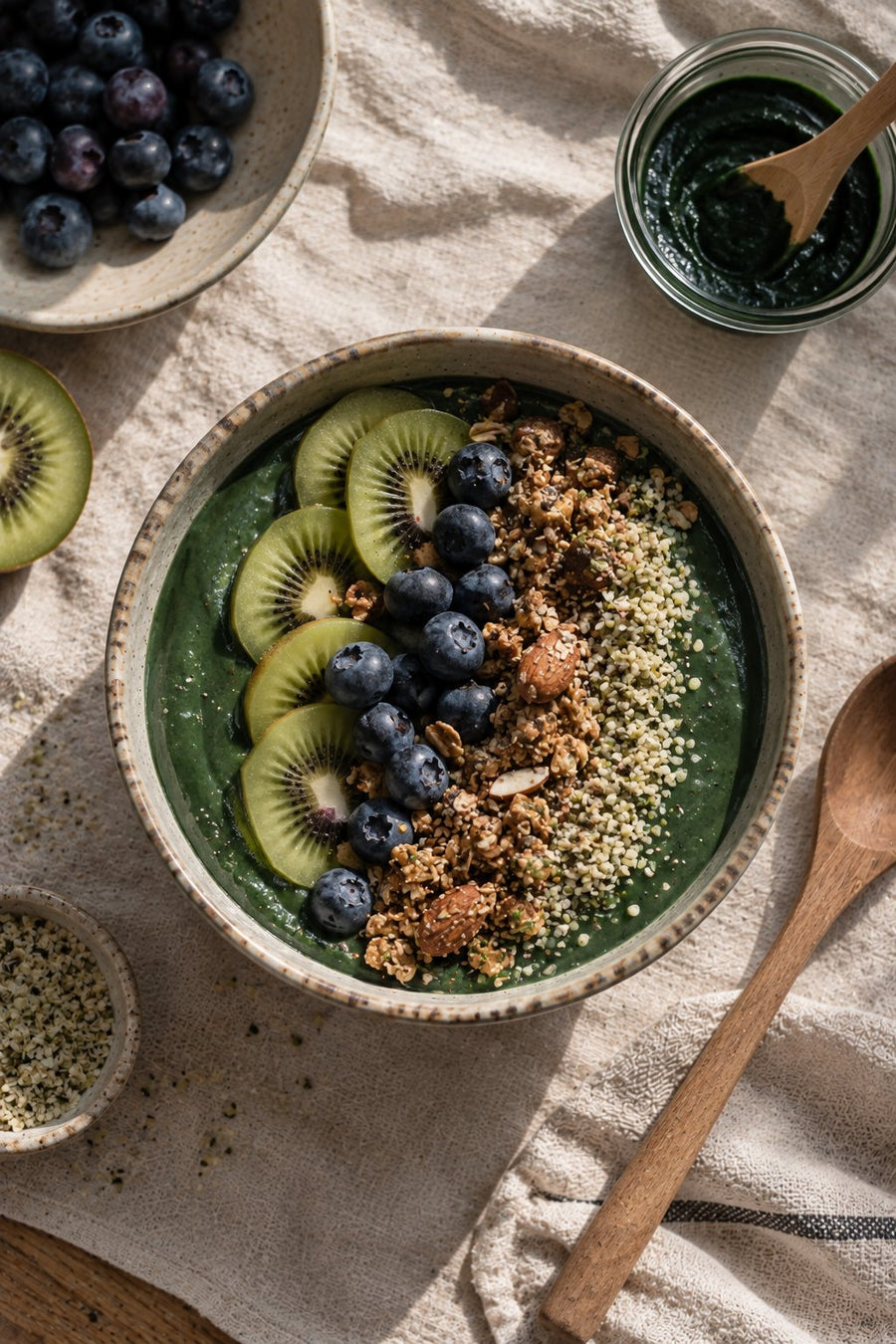 Grüne Smoothie Bowl mit Spirulina