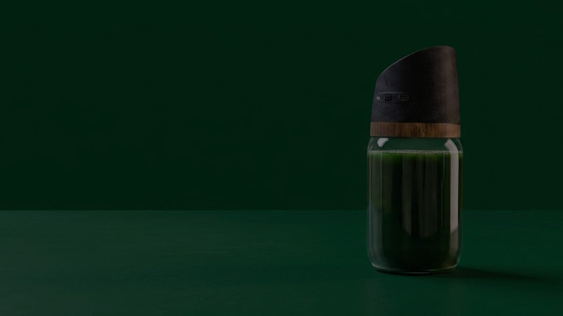 MySpirulina Farm mit frischer dunkelgrüner Spirulina vor dunklem Hintergrund