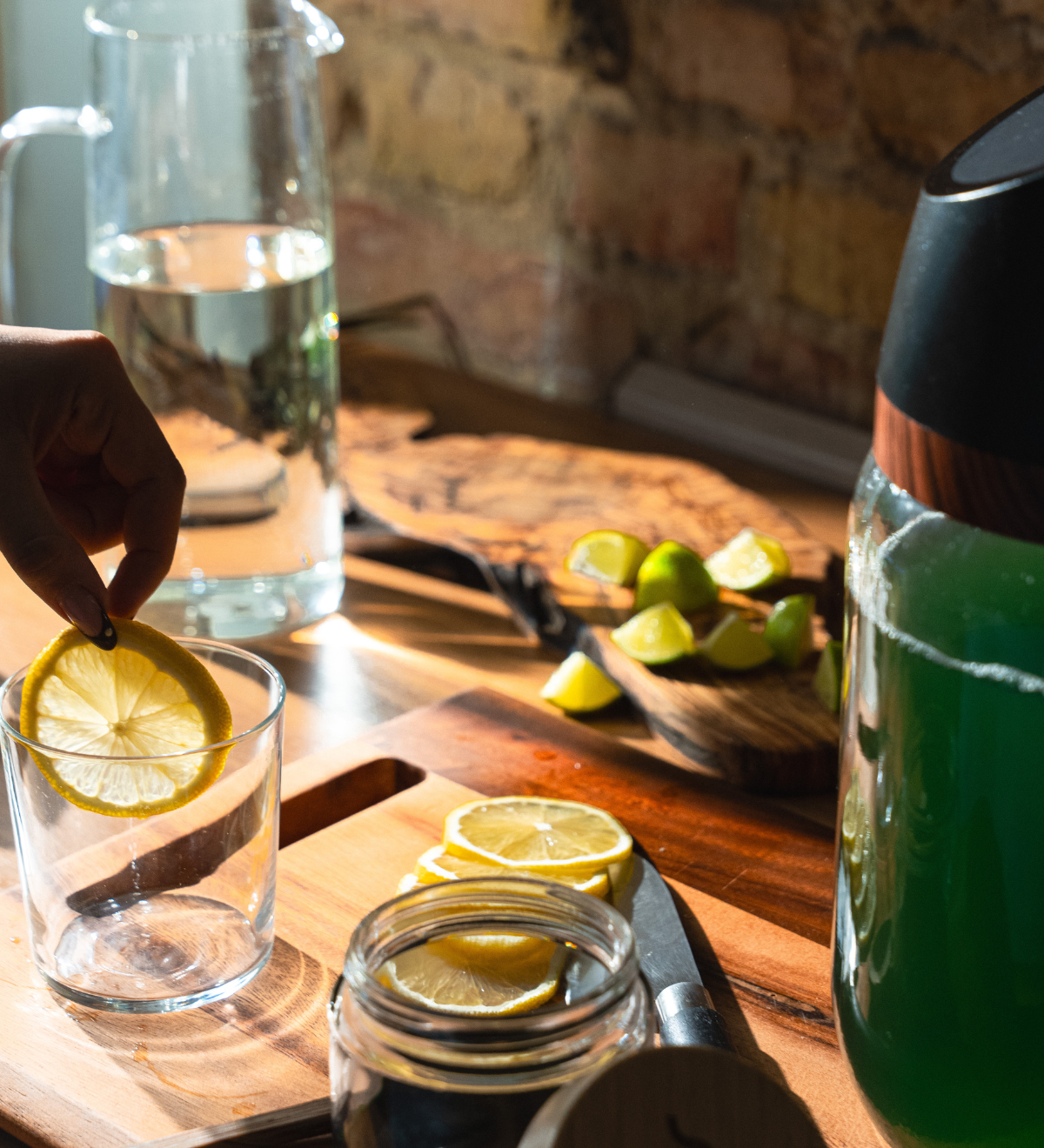 Frisches Spirulina-Wasser mit Zitrone wird zubereitet, daneben die MySpirulina Farm