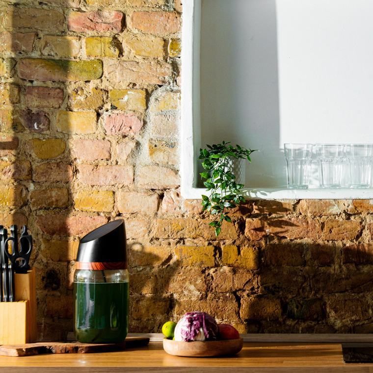 MySpirulina Farm mit frischer Spirulina vor rustikaler Backsteinwand