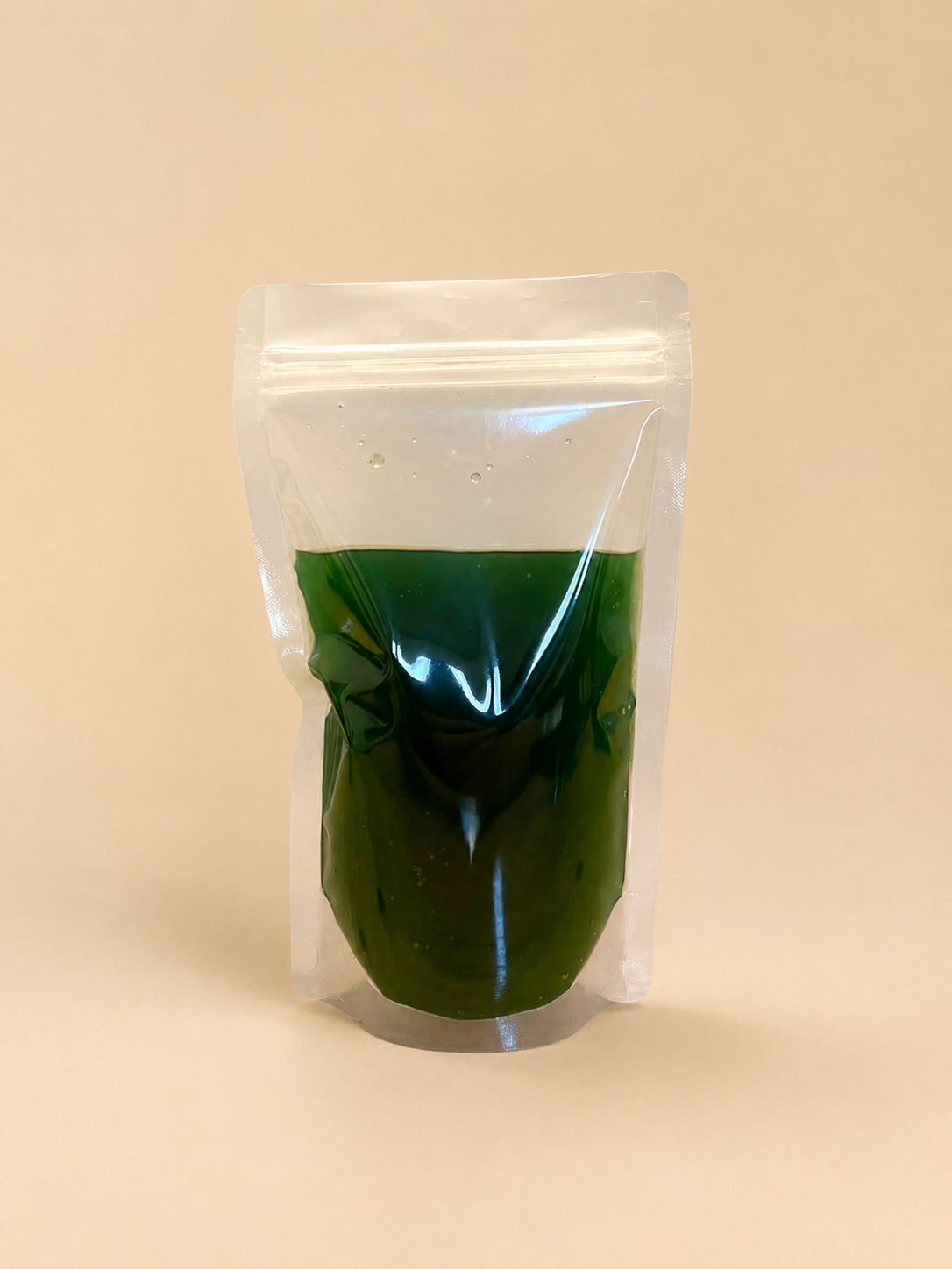 Nachfüllbeutel mit frischer grüner Spirulina-Kultur von MySpirulina