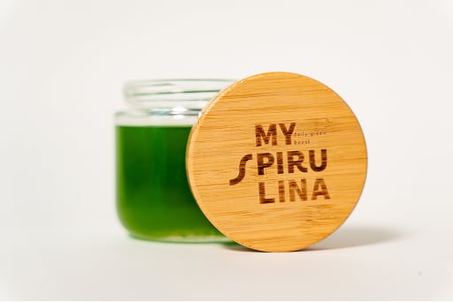 Glas mit frischer Spirulina und MySpirulina Holzdeckel