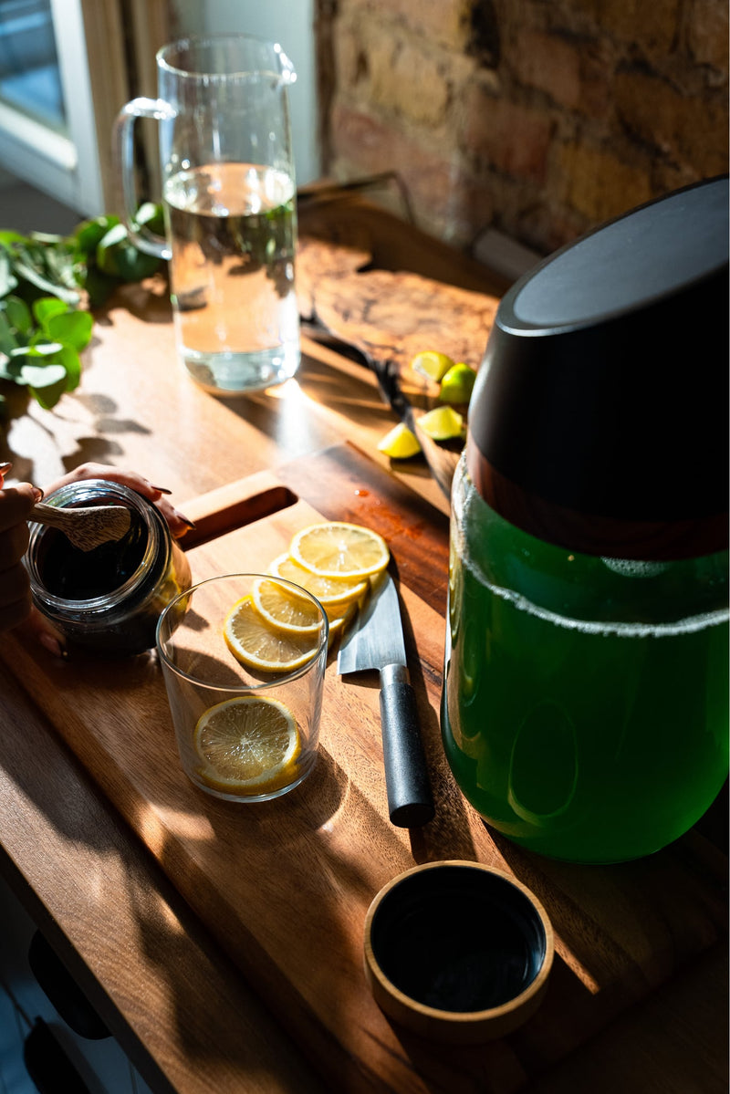 Frisches Spirulina-Wasser mit Zitrone neben der MySpirulina Farm