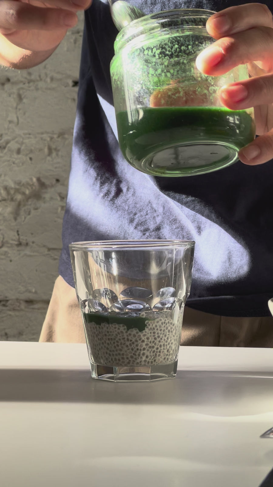 Chia Pudding mit frischer Spirulina und Mango wird angerichtet