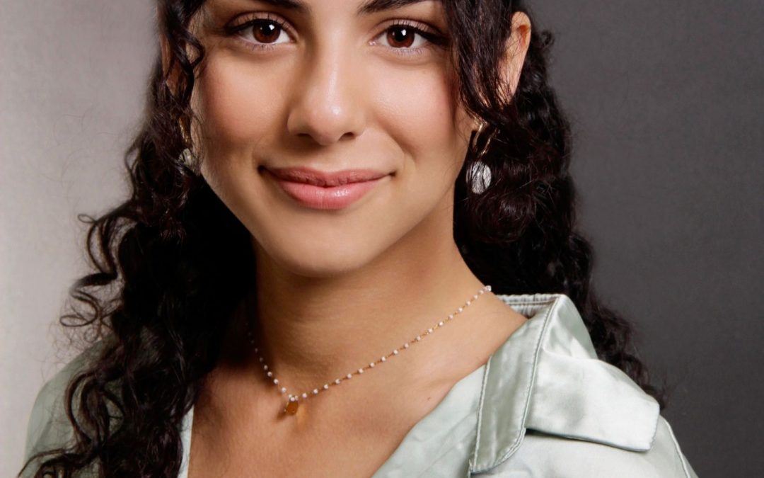 Gründer von MySpirulina: Sara Farzaneh Nejad lachend vor graumen Hintergrund
